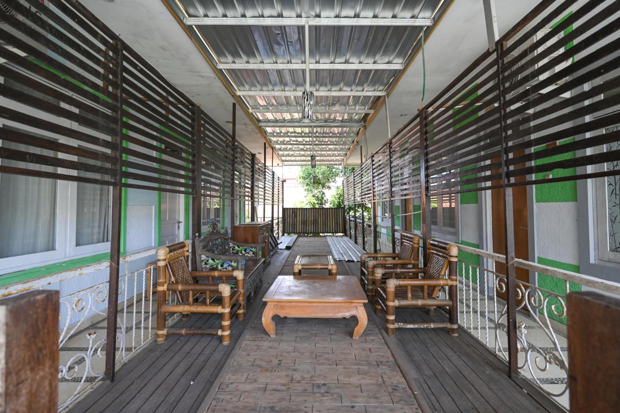 Hotel Reddoorz At De'balcon Kuta Bali
